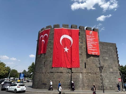 Diyarbakır surlarına MHP ve Türk bayrakları asıldı... İşte görüntüler