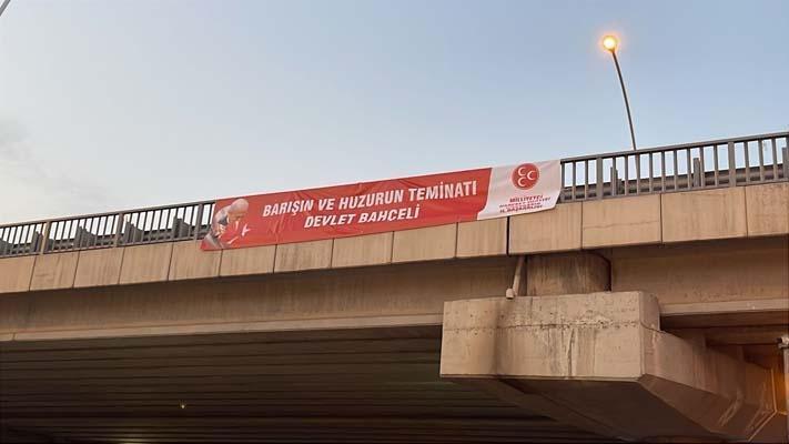Diyarbakır surlarına MHP ve Türk bayrakları asıldı... İşte görüntüler