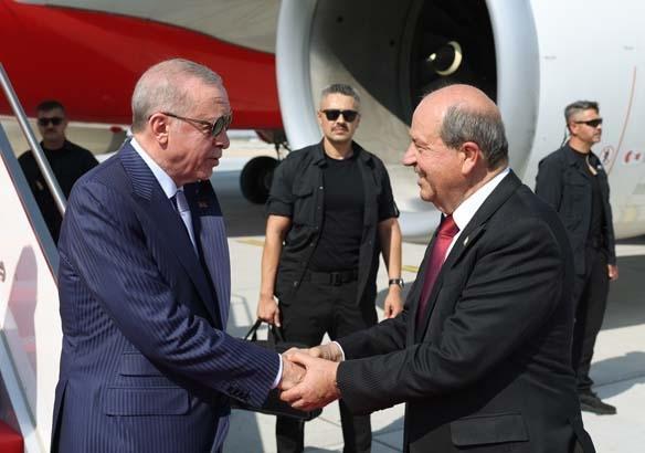 Erdoğan, KKTC Cumhurbaşkanı Ersin Tatar tarafından resmi törenle karşılandı.
