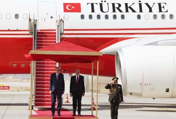 Erdoğan, KKTC Cumhurbaşkanı Ersin Tatar tarafından resmi törenle karşılandı.