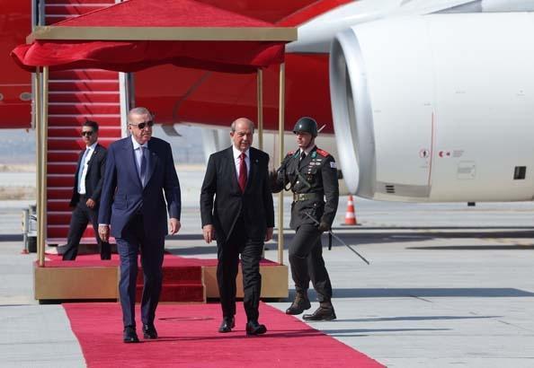 Erdoğan, KKTC Cumhurbaşkanı Ersin Tatar tarafından resmi törenle karşılandı.