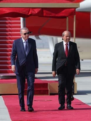 Erdoğan, KKTC Cumhurbaşkanı Ersin Tatar tarafından resmi törenle karşılandı.
