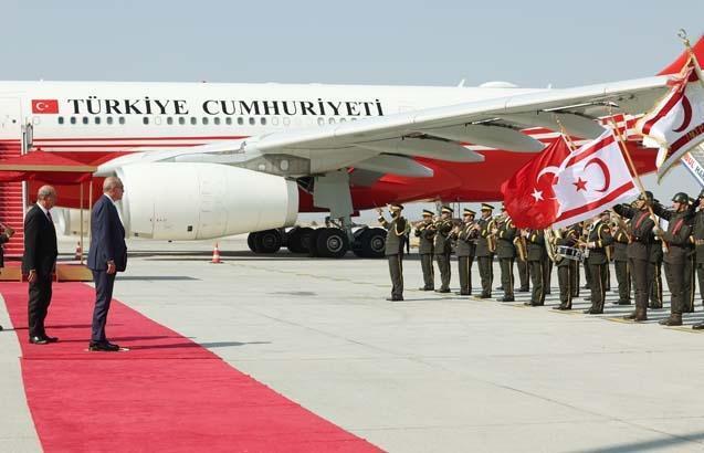 Erdoğan, KKTC Cumhurbaşkanı Ersin Tatar tarafından resmi törenle karşılandı.