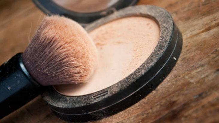 Kırılmayan pudra için pamuk hilesi Güneş gözlüğüne azıcık sürün, kaymıyor Kırılmayan pudra için pamuk hilesi Güneş gözlüğüne azıcık sürün, kaymıyor