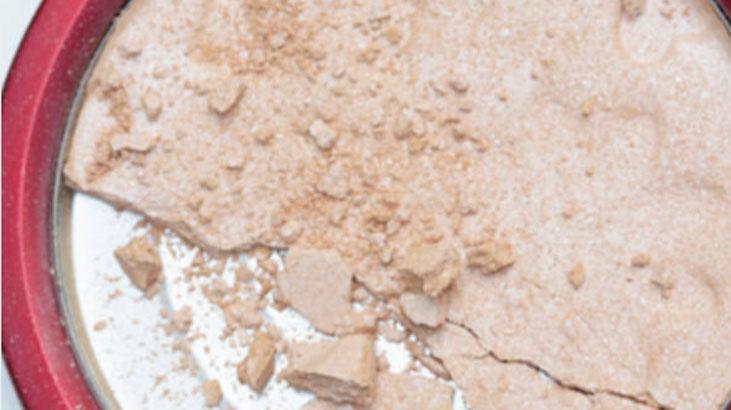 Kırılmayan pudra için pamuk hilesi Güneş gözlüğüne azıcık sürün, kaymıyor Kırılmayan pudra için pamuk hilesi Güneş gözlüğüne azıcık sürün, kaymıyor