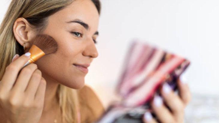 Kırılmayan pudra için pamuk hilesi Güneş gözlüğüne azıcık sürün, kaymıyor Kırılmayan pudra için pamuk hilesi Güneş gözlüğüne azıcık sürün, kaymıyor