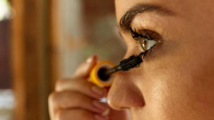 Kırılmayan pudra için pamuk hilesi Güneş gözlüğüne azıcık sürün, kaymıyor Kırılmayan pudra için pamuk hilesi Güneş gözlüğüne azıcık sürün, kaymıyor