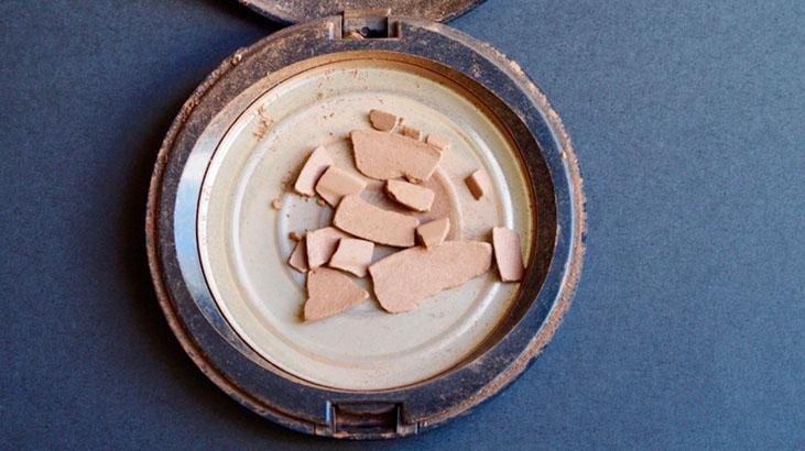 Kırılmayan pudra için pamuk hilesi Güneş gözlüğüne azıcık sürün, kaymıyor Kırılmayan pudra için pamuk hilesi Güneş gözlüğüne azıcık sürün, kaymıyor