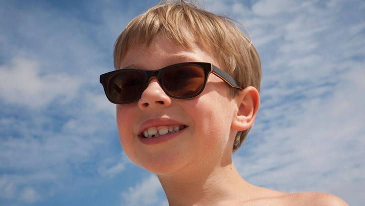 Çocuklar güneş gözlüğü takmalı mı Güneş gözlüğü seçerken nelere dikkat edilmeli