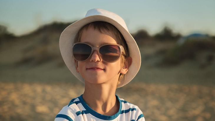 Çocuklar güneş gözlüğü takmalı mı Güneş gözlüğü seçerken nelere dikkat edilmeli