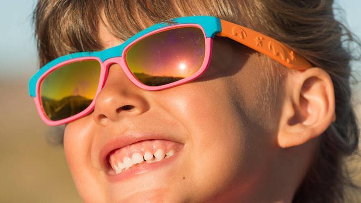 Çocuklar güneş gözlüğü takmalı mı Güneş gözlüğü seçerken nelere dikkat edilmeli