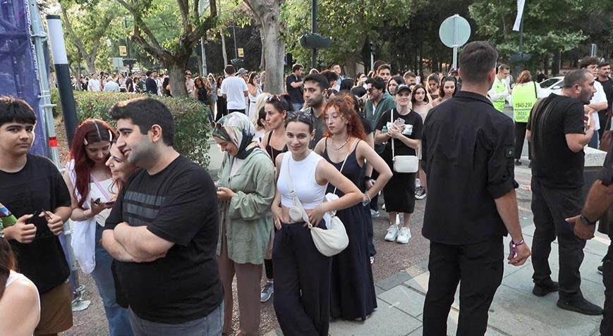 KIZIMLA BURADA OLDUĞUM İÇİN MUTLUYUM KIZIMLA BURADA OLDUĞUM İÇİN MUTLUYUM
