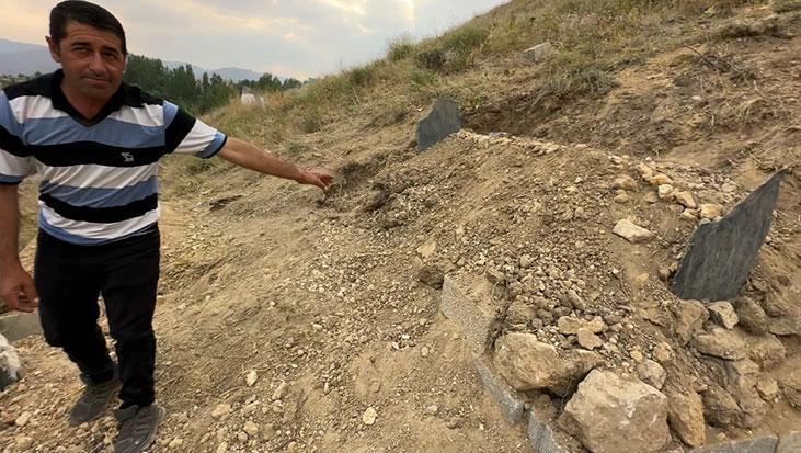 Mezar başında nöbet: Vefalı köpek ölen sahibinin mezarını terk etmiyor Mezar başında nöbet: Vefalı köpek ölen sahibinin mezarını terk etmiyor