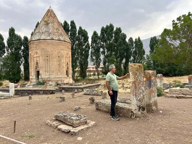 ŞU ANA KADAR 180 MEZAR TAŞININ ZEMİN BLOKAJI YAPILDI