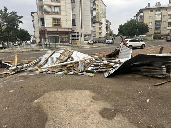 Sivasta sağanak ve fırtına çatı uçurdu, araçlara zarar verdi