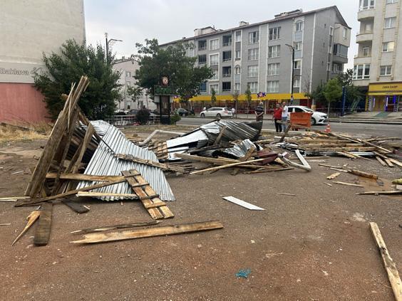 Sivasta sağanak ve fırtına çatı uçurdu, araçlara zarar verdi
