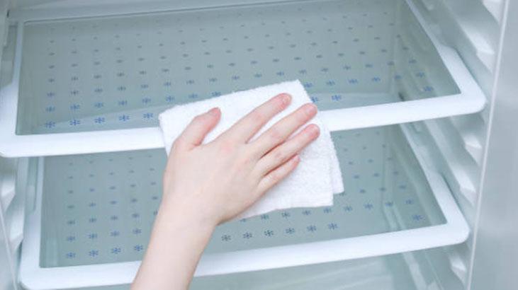 Soğutmayan buzdolabına azıcık vazelin yeter Kimse bilmiyor, nemi hapsedecek Soğutmayan buzdolabına azıcık vazelin yeter Kimse bilmiyor, nemi hapsedecek