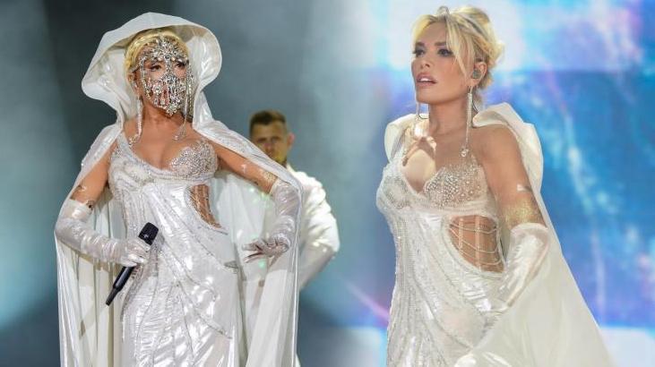 Kim der 79 yaşında! Sahne kostümü dikkat çekti tam 45 şarkı söyledi