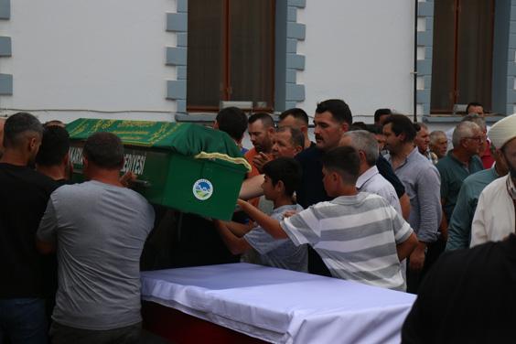 Feci kaza iki kardeşi hayattan kopardı Tutuklu bulunduğu cezaevinden getirilen babanın feryatları yürekleri sızlattı Feci kaza iki kardeşi hayattan kopardı Tutuklu bulunduğu cezaevinden getirilen babanın feryatları yürekleri sızlattı