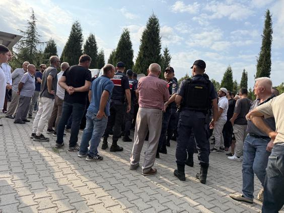 Feci kaza iki kardeşi hayattan kopardı Tutuklu bulunduğu cezaevinden getirilen babanın feryatları yürekleri sızlattı Feci kaza iki kardeşi hayattan kopardı Tutuklu bulunduğu cezaevinden getirilen babanın feryatları yürekleri sızlattı