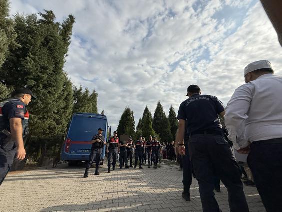 Feci kaza iki kardeşi hayattan kopardı Tutuklu bulunduğu cezaevinden getirilen babanın feryatları yürekleri sızlattı Feci kaza iki kardeşi hayattan kopardı Tutuklu bulunduğu cezaevinden getirilen babanın feryatları yürekleri sızlattı