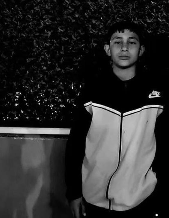 Feci kaza iki kardeşi hayattan kopardı Tutuklu bulunduğu cezaevinden getirilen babanın feryatları yürekleri sızlattı Feci kaza iki kardeşi hayattan kopardı Tutuklu bulunduğu cezaevinden getirilen babanın feryatları yürekleri sızlattı