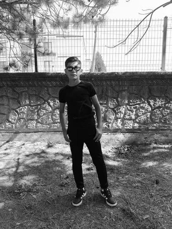 Feci kaza iki kardeşi hayattan kopardı Tutuklu bulunduğu cezaevinden getirilen babanın feryatları yürekleri sızlattı Feci kaza iki kardeşi hayattan kopardı Tutuklu bulunduğu cezaevinden getirilen babanın feryatları yürekleri sızlattı