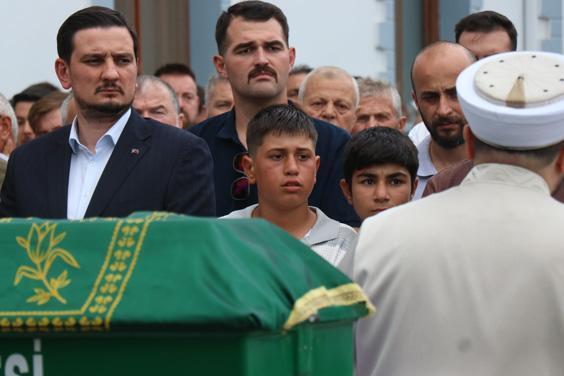 Feci kaza iki kardeşi hayattan kopardı Tutuklu bulunduğu cezaevinden getirilen babanın feryatları yürekleri sızlattı Feci kaza iki kardeşi hayattan kopardı Tutuklu bulunduğu cezaevinden getirilen babanın feryatları yürekleri sızlattı