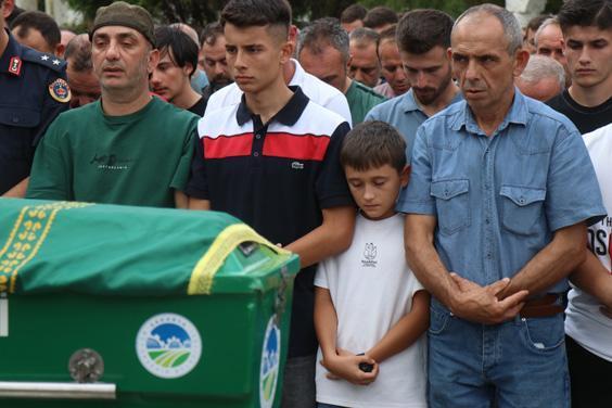 Feci kaza iki kardeşi hayattan kopardı Tutuklu bulunduğu cezaevinden getirilen babanın feryatları yürekleri sızlattı Feci kaza iki kardeşi hayattan kopardı Tutuklu bulunduğu cezaevinden getirilen babanın feryatları yürekleri sızlattı