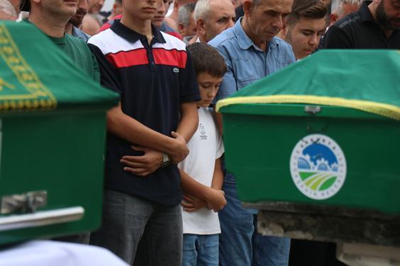 Feci kaza iki kardeşi hayattan kopardı Tutuklu bulunduğu cezaevinden getirilen babanın feryatları yürekleri sızlattı Feci kaza iki kardeşi hayattan kopardı Tutuklu bulunduğu cezaevinden getirilen babanın feryatları yürekleri sızlattı