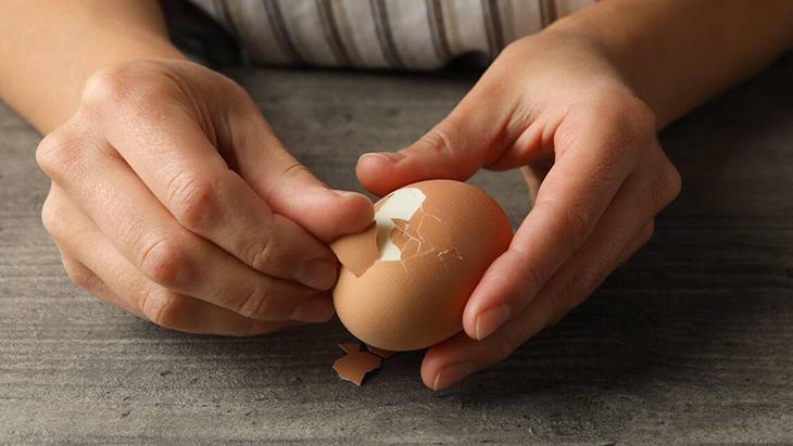 Tek hamleyle yumurtayı tamamen soymak mümkün 1 çay kaşığı atmak yetiyor Tek hamleyle yumurtayı tamamen soymak mümkün 1 çay kaşığı atmak yetiyor
