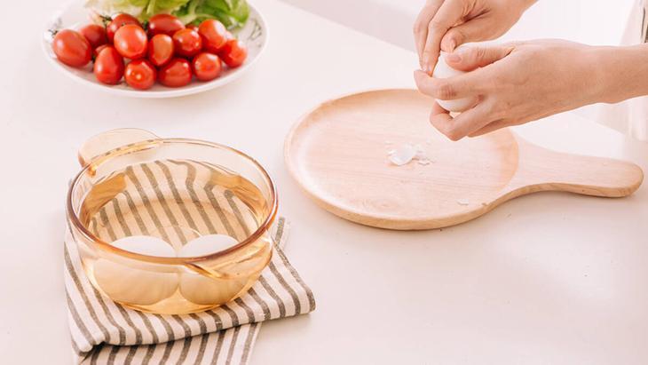 Tek hamleyle yumurtayı tamamen soymak mümkün 1 çay kaşığı atmak yetiyor Tek hamleyle yumurtayı tamamen soymak mümkün 1 çay kaşığı atmak yetiyor