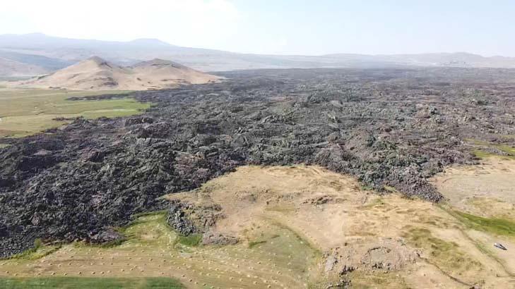 Türkiyedeki son volkanik patlamada akan lavların yuttuğu köyler araştırıyorlar