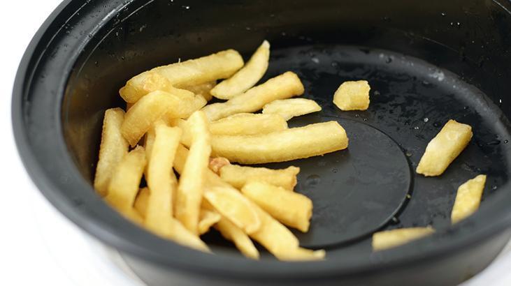 Patates kızartması lastik gibi olduysa böyle kurtarın Yağda 1-2 çevirin, çıtır çıtır olacak Patates kızartması lastik gibi olduysa böyle kurtarın Yağda 1-2 çevirin, çıtır çıtır olacak