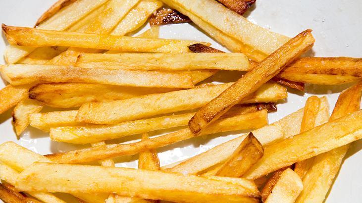 Patates kızartması lastik gibi olduysa böyle kurtarın Yağda 1-2 çevirin, çıtır çıtır olacak Patates kızartması lastik gibi olduysa böyle kurtarın Yağda 1-2 çevirin, çıtır çıtır olacak