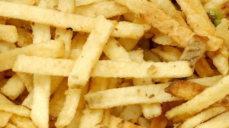 Patates kızartması lastik gibi olduysa böyle kurtarın Yağda 1-2 çevirin, çıtır çıtır olacak Patates kızartması lastik gibi olduysa böyle kurtarın Yağda 1-2 çevirin, çıtır çıtır olacak