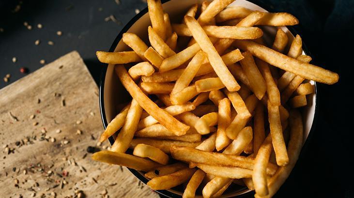Patates kızartması lastik gibi olduysa böyle kurtarın Yağda 1-2 çevirin, çıtır çıtır olacak Patates kızartması lastik gibi olduysa böyle kurtarın Yağda 1-2 çevirin, çıtır çıtır olacak
