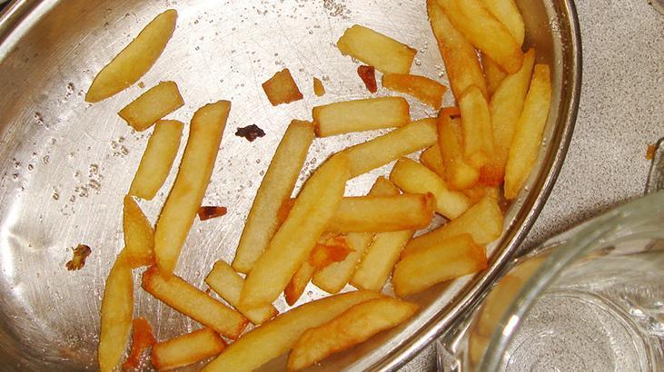 Patates kızartması lastik gibi olduysa böyle kurtarın Yağda 1-2 çevirin, çıtır çıtır olacak Patates kızartması lastik gibi olduysa böyle kurtarın Yağda 1-2 çevirin, çıtır çıtır olacak