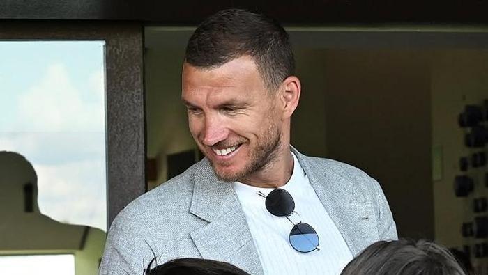 Edin Dzeko (Forvet) Edin Dzeko (Forvet)