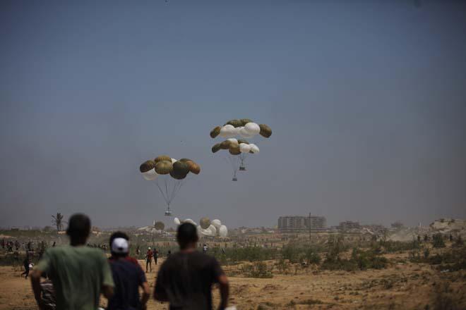Gazzeye havadan insani yardım malzemeleri indirildi