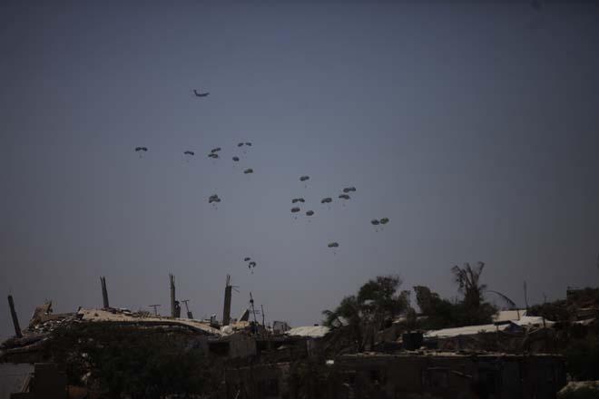 Gazzeye havadan insani yardım malzemeleri indirildi