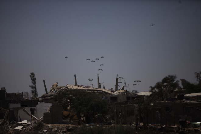 Gazzeye havadan insani yardım malzemeleri indirildi