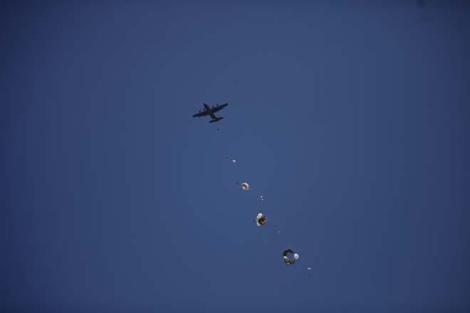 Gazzeye havadan insani yardım malzemeleri indirildi