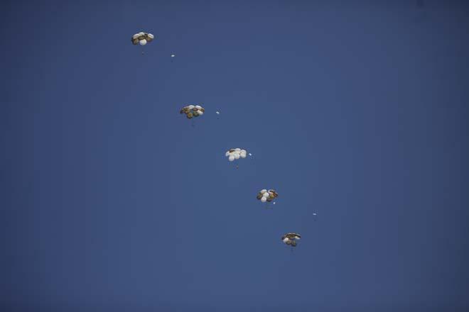 Gazzeye havadan insani yardım malzemeleri indirildi