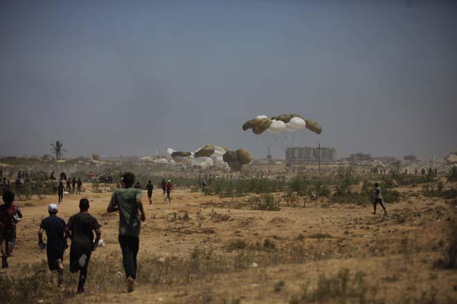 Gazzeye havadan insani yardım malzemeleri indirildi