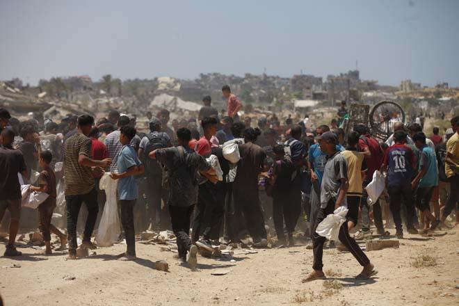 Gazzeye havadan insani yardım malzemeleri indirildi