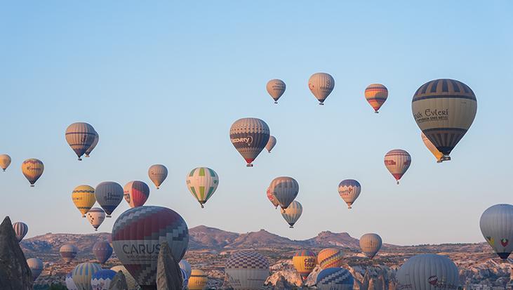 Gökyüzünde görsel şölen Kapadokya semalarında papağanlar, roketler ve kalpler uçuyor