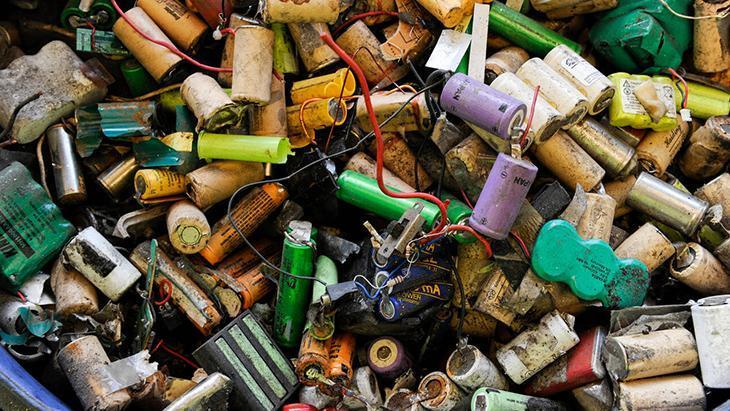 Bir pil 600 bin litre suyu kirletiyor Doğaya karışan maddeler kanser yapıyor Bir pil 600 bin litre suyu kirletiyor Doğaya karışan maddeler kanser yapıyor