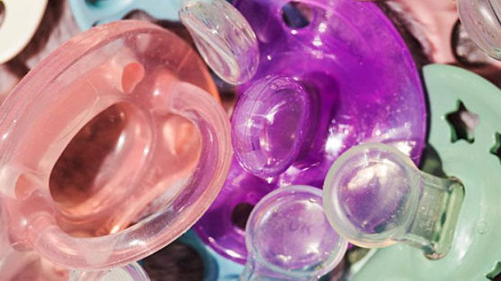 Fopspenen voor volwassenen zijn zo populair dat ze worden gebruikt als stressballen.