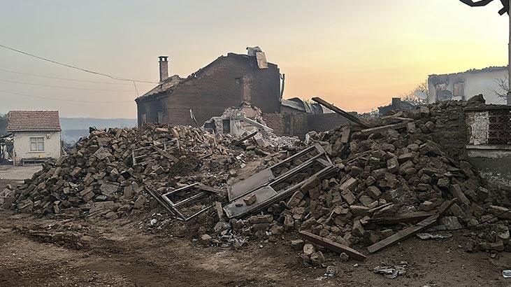 Çanakkalede yanan alanlar ve evler görüntülendi Çanakkalede yanan alanlar ve evler görüntülendi